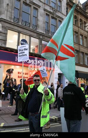 London, UK. 17. Oktober 2012 Gruppe von Demonstranten eine Kreuzung auf der Oxford Street in der Nähe einer Cross Bahn Baustelle abgesperrt. Sie waren protestieren, was sie sagen, sind union Viktimisierung und eine schwarze Liste für die Arbeiter. Stockfoto