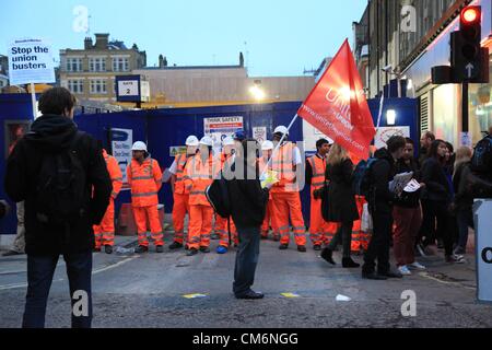 London, UK. 17. Oktober 2012 Gruppe von Demonstranten eine Kreuzung auf der Oxford Street in der Nähe einer Cross Bahn Baustelle abgesperrt. Sie waren protestieren, was sie sagen, sind union Viktimisierung und eine schwarze Liste für die Arbeiter. Stockfoto