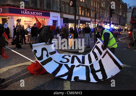 Eine Gruppe von Demonstranten eine Kreuzung auf der Oxford Street in der Nähe einer Cross Bahn Baustelle abgesperrt. Sie waren protestieren, was sie sagen, sind union Viktimisierung und eine schwarze Liste für die Arbeiter. Stockfoto