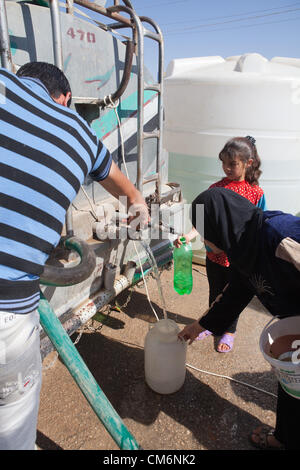 Azaz, Syrien. 17. Oktober 2012. Menschen sammeln Wasser von einem Lastwagen an der syrischen Flüchtlingslager an der Grenze mit der Türkei in A'zaz, Syrien am 17. Oktober 2012. Stockfoto