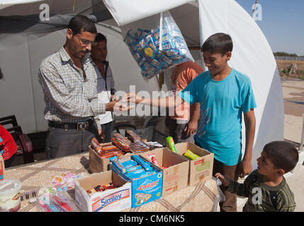 Azaz, Syrien. 17. Oktober 2012. Ein Mann verkauft waren an der syrischen Flüchtlingslager nahe der Grenze mit der Türkei in A'zaz, Syrien am 17. Oktober 2012. Stockfoto