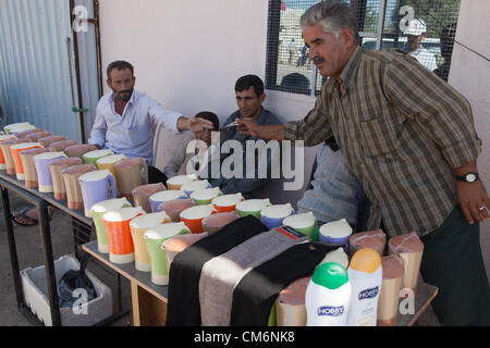 Azaz, Syrien. 17. Oktober 2012. Ein Mann verkauft waren an der syrischen Flüchtlingslager nahe der Grenze mit der Türkei in A'zaz, Syrien am 17. Oktober 2012. Stockfoto