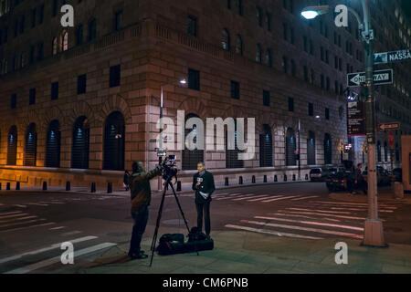 New York, NY, 17. Oktober 2012.  TV-Reporter vor der Federal Reserve Bank of New York; nach einem föderalen Strafanzeige versuchte ein 21-Year-Old Bangladshi Mann, Quazi Mohammed Rezwanul Ahsan Nafis, aufzubrechen, was er glaubte eine Autobombe vor der Bank am Mittwoch, den 17. Oktober. Stockfoto