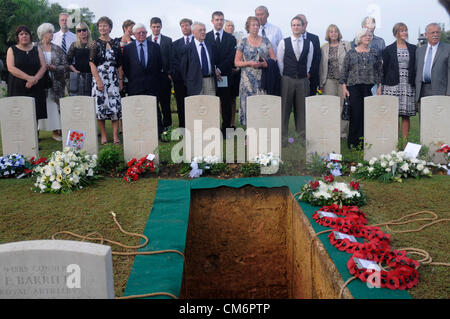 Kuala Lumpur, Malaysia. 18. Oktober 2012. Familienmitglieder, britische Militärangehörige und die britische Hochkommissar bezahlen ihren letzten Respekt während der Beerdigung von acht RAF-Crew-Mitglieder an die Commonwealth War Cemetery in Kuala Lumpur. Die acht Besatzungsmitglieder flogen ein b-24 Liberator am 23. August 1945, acht Tage nach Japan im zweiten Weltkrieg kapitulierte, wenn das Flugzeug abgestürzt und verlor sich in der Nähe von Kuala Pilah, Malaysia. Stockfoto