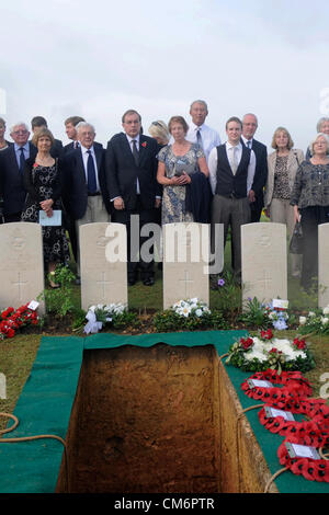 Kuala Lumpur, Malaysia. 18. Oktober 2012. Familienmitglieder, britische Militärangehörige und die britische Hochkommissar bezahlen ihren letzten Respekt während der Beerdigung von acht RAF-Crew-Mitglieder an die Commonwealth War Cemetery in Kuala Lumpur. Die acht Besatzungsmitglieder flogen ein b-24 Liberator am 23. August 1945, acht Tage nach Japan im zweiten Weltkrieg kapitulierte, wenn das Flugzeug abgestürzt und verlor sich in der Nähe von Kuala Pilah, Malaysia. Stockfoto