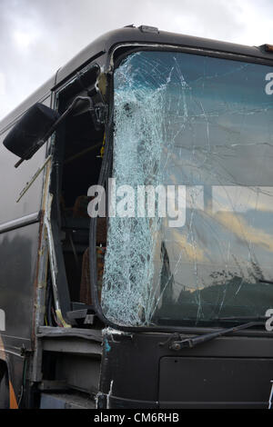 Coach und Bus mit Schülerinnen und Schülern kollidierte auf der A352 in der Nähe von Cerne Abbas 17. Oktober 2012 Bild BY: DORSET MEDIA SERVICE Stockfoto