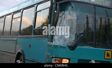 Coach und Bus mit Schülerinnen und Schülern kollidierte auf der A352 in der Nähe von Cerne Abbas 17. Oktober 2012 Bild BY: DORSET MEDIA SERVICE Stockfoto