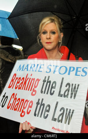 18/10/2012, Belfast - Bernadette (Bernie) Smyth von kostbaren Leben hält einen Banner behauptet, dass Marie Stopes wird brechen das Gesetz, außerhalb der Stätte der ersten Irischen private Abtreibung Klinik in Belfast. Stockfoto