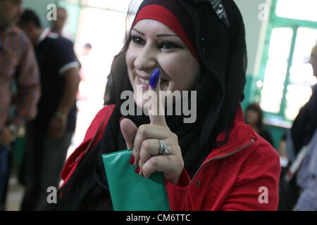 18. Oktober 2012 - Ramallah, Westjordanland, Palästina - zeigt eine Palästinenserin den blau gefärbten Finger nach Abgabe einer frühen Stimme bei den Kommunalwahlen in einem Wahllokal in der Westbank Ramallah, 18. Oktober 2012. Die Wahllokale sind von 07:00 bis 19:00 für ca. 13.000 Mitglieder der Sicherheitskräfte geöffnet. Zum ersten Mal in sieben Jahren, Westjordanland Bewohner haben die Möglichkeit, Kopf an die Urnen am 20. Oktober - wenn auch nur in ihrer lokalen Räte wählen (Credit-Bild: © Issam Rimawi/APA Images/ZUMAPRESS.com) Stockfoto