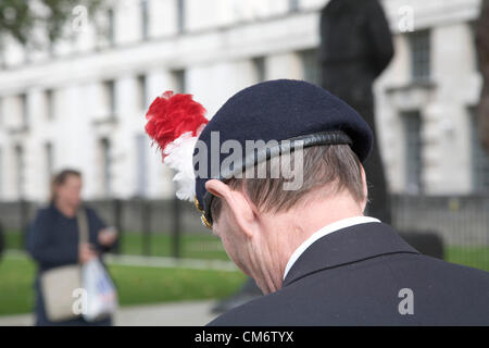 8. Oktober 2012. Westminster London, UK-Veteranen aus dem zweiten 8. Oktober 2012. Westminster London, UK Veteran Soldaten aus dem 2. Bataillon des Royal Regiment of Fusiliers nahmen Teil an einer Demonstration gegen Verteidigung Kürzungen zu protestieren die Auflösung ihrer Regiment Einheiten führen würden. Bildnachweis: Amer Ghazzal / Alamy Live News Stockfoto