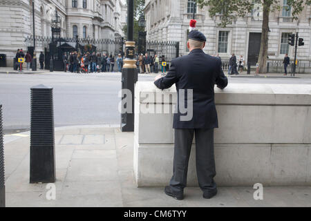 8. Oktober 2012. Westminster London, UK-Veteranen aus dem zweiten 8. Oktober 2012. Westminster London, UK Veteran Soldaten aus dem 2. Bataillon des Royal Regiment of Fusiliers nahmen Teil an einer Demonstration gegen Verteidigung Kürzungen zu protestieren die Auflösung ihrer Regiment Einheiten führen würden. Bildnachweis: Amer Ghazzal / Alamy Live News Stockfoto