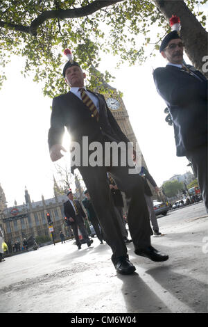 8. Oktober 2012. Westminster London, UK-Veteranen aus dem zweiten 8. Oktober 2012. Westminster London, UK Veteran Soldaten aus dem 2. Bataillon des Royal Regiment of Fusiliers nahmen Teil an einer Demonstration gegen Verteidigung Kürzungen zu protestieren die Auflösung ihrer Regiment Einheiten führen würden. Bildnachweis: Amer Ghazzal / Alamy Live News Stockfoto