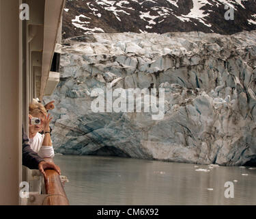 3. Juli 2012 - Gletscher-Bucht, Alaska, USA - A Passagiere Kreuzfahrt im Glacier-Bay fotografiert die beeindruckende Lamplugh Gletscher von ihrem Balkon auf die Holland America Lines ms Zaandam. Mit Ursprung in der Brady Icefield Gletscher erstreckt sich über 16 Meilen (26Â km) und hat eine breite von etwa 0,75 Meilen (1.21Â km) an der Wasser-Fläche und steigt bis in Höhen von 150â€ "160 Fuß (46â€"49 m). Glacier Bay umfasst 3,3 Millionen Hektar (1,3 Millionen) der dynamische Gletscher, gemäßigten Regenwald, schroffe Berge, wilde Küsten, tief geschützten Fjorden und Tierwelt. Ein Highlight der Alaskan Inside Passage und ein Teil Stockfoto