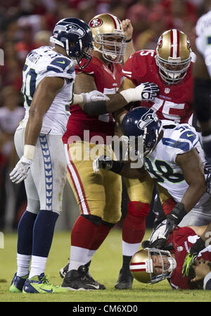 18. Oktober 2012 - San Francisco, CA, USA - San Francisco 49ers quarterback Alex Smith (11) entlassen, spät in der sec ein Viertel durch die Seattle Seahawks am 18. Oktober 2012 im Candlestick Park in San Francisco, Kalifornien (Credit-Bild: © Paul Kitagaki Jr/Sacramento Bee/ZUMAPRESS.com) Stockfoto