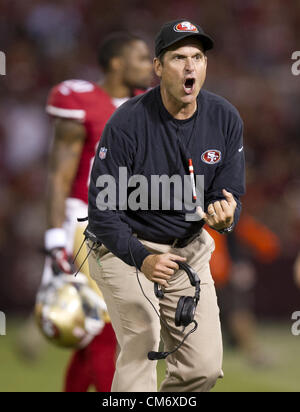 18. Oktober 2012 - San Francisco, CA, USA - San Francisco 49ers coach Jim Harbaugh reagiert auf strafrechtlich gegen die San Francisco 49ers im vierten Quartal auf 18. Oktober 2012 im Candlestick Park in San Francisco, Kalifornien genannt (Credit-Bild: © Paul Kitagaki Jr/Sacramento Bee/ZUMAPRESS.com) Stockfoto