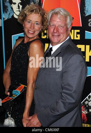 18. Oktober 2012 kommt - Los Angeles, Kalifornien, USA - frostige Hesson & Frau für die Premiere des Films "Chasing Mavericks" an der pazifischen Theater im The Grove. (Kredit-Bild: © Lisa O'Connor/ZUMAPRESS.com) Stockfoto