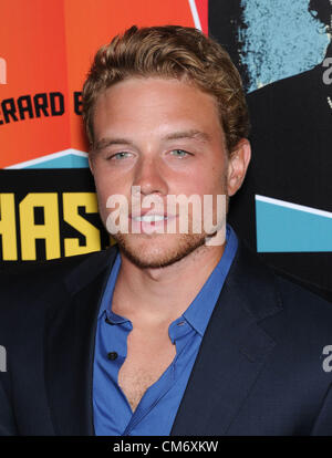 18. Oktober 2012 kommt - Los Angeles, Kalifornien, USA - Jonny Weston für die Premiere des Films "Chasing Mavericks" an der pazifischen Theater im The Grove. (Kredit-Bild: © Lisa O'Connor/ZUMAPRESS.com) Stockfoto