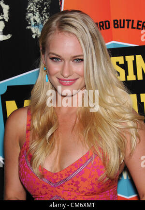 18. Oktober 2012 kommt - Los Angeles, Kalifornien, USA - Leven Rambin für die Premiere des Films "Chasing Mavericks" an der pazifischen Theater im The Grove. (Kredit-Bild: © Lisa O'Connor/ZUMAPRESS.com) Stockfoto