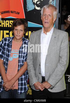 18. Oktober 2012 - Los Angeles, Kalifornien, USA - Michael Apted & Sohn kommt zur Premiere des Films "Chasing Mavericks" an der pazifischen Theater im The Grove. (Kredit-Bild: © Lisa O'Connor/ZUMAPRESS.com) Stockfoto