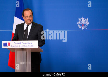 Der französische Präsident Francois Hollande gibt ein Pressegespräch in den frühen Morgenstunden des Freitag Morgen auf der Tagung des Europäischen Rates in Brüssel, Justus-Lipsius-Gebäude. Foto: Jeff Gilbert. 19.10.2012. Brüssel, Belgien. Stockfoto