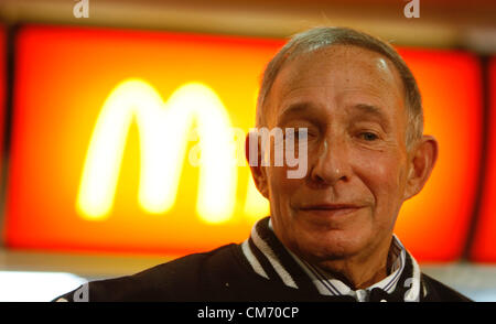 1. Februar 2010 - Moskau, Russland - George Alan Cohon, ein US-amerikanischer kanadischer Geschäftsmann, Gründer und Senior Vorsitzender von McDonalds Russlands ist, besucht Fastfood-Restaurant an der Pushkinskaya Street in Moskau, Russland (Credit-Bild: © PhotoXpress/ZUMAPRESS.com) Stockfoto