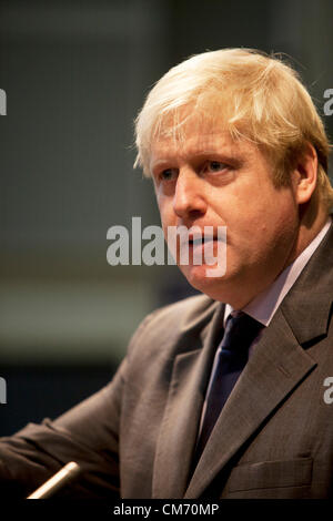 Der Bürgermeister von London, spricht Boris Johnson in Pimlico Akademie bekanntgebende Pläne zu London ein weltweit führendes Unternehmen in der Ausbildung. Stockfoto