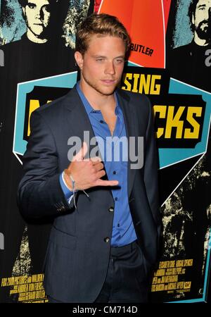 Los Angeles, Kalifornien. 18. Oktober 2012. Jonny Weston im Ankunftsbereich für Jagd MAVERICKS Premiere, Pacific The Grove Stadion 14, Los Angeles, CA 18. Oktober 2012. Foto von: Dee Cercone/Everett Collection Stockfoto