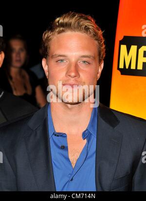 Los Angeles, Kalifornien. 18. Oktober 2012. Jonny Weston im Ankunftsbereich für Jagd MAVERICKS Premiere, Pacific The Grove Stadion 14, Los Angeles, CA 18. Oktober 2012. Foto von: Dee Cercone/Everett Collection Stockfoto