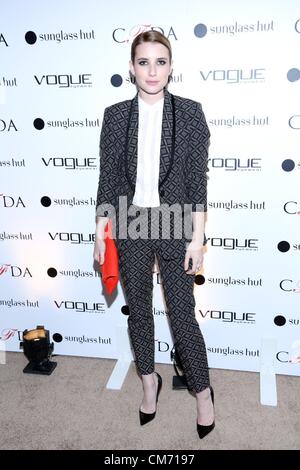 New York, USA. 18. Oktober 2012. Emma Roberts im Ankunftsbereich für Luxottica und CFDA starten der 3rd Annual Design Serie für Vogue Eyewear, Sunglass Hut NYC Flaggschiff, New York, NY 18. Oktober 2012. Foto von: Andres Otero/Everett Collection Stockfoto