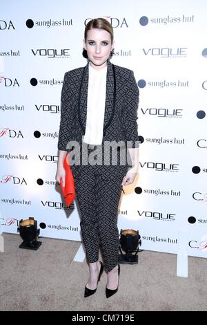 New York, USA. 18. Oktober 2012. Emma Roberts im Ankunftsbereich für Luxottica und CFDA starten der 3rd Annual Design Serie für Vogue Eyewear, Sunglass Hut NYC Flaggschiff, New York, NY 18. Oktober 2012. Foto von: Andres Otero/Everett Collection Stockfoto