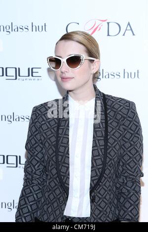 New York, USA. 18. Oktober 2012. Emma Roberts im Ankunftsbereich für Luxottica und CFDA starten der 3rd Annual Design Serie für Vogue Eyewear, Sunglass Hut NYC Flaggschiff, New York, NY 18. Oktober 2012. Foto von: Andres Otero/Everett Collection Stockfoto