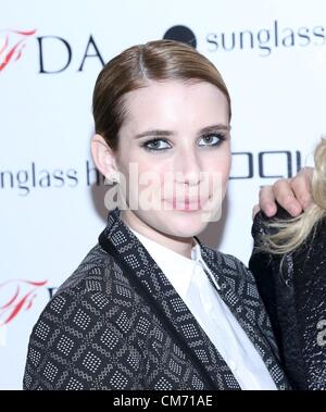 New York, USA. 18. Oktober 2012. Emma Roberts im Ankunftsbereich für Luxottica und CFDA starten der 3rd Annual Design Serie für Vogue Eyewear, Sunglass Hut NYC Flaggschiff, New York, NY 18. Oktober 2012. Foto von: Andres Otero/Everett Collection Stockfoto