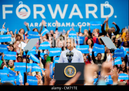 19. Oktober 2012 - Fairfax, Virginia, US - Präsident BARACK OBAMA spricht auf einer Kundgebung der Kampagne in Fairfax, Virginia am Freitag. Der Präsident sprach an der George Mason University Erholung und Athletic Complex und legte seinen Plan, erstellen Sie eine Wirtschaft Thatâ€™ s '' langlebig im Vergleich zu gehen zurück zu der gleichen Fehler beim Top-Down-Wirtschaftspolitik, unsere Wirtschaft abgestürzt und Virginia Familien bestraft. (Bild Kredit: Pete Marovich/ZUMAPRESS.com ©) Stockfoto