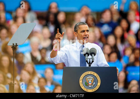 19. Oktober 2012 - Fairfax, Virginia, US - Präsident BARACK OBAMA spricht auf einer Kundgebung der Kampagne in Fairfax, Virginia am Freitag. Der Präsident sprach an der George Mason University Erholung und Athletic Complex und legte seinen Plan, erstellen Sie eine Wirtschaft Thatâ€™ s '' langlebig im Vergleich zu gehen zurück zu der gleichen Fehler beim Top-Down-Wirtschaftspolitik, unsere Wirtschaft abgestürzt und Virginia Familien bestraft. (Bild Kredit: Pete Marovich/ZUMAPRESS.com ©) Stockfoto