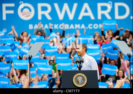 19. Oktober 2012 - Fairfax, Virginia, US - Präsident BARACK OBAMA spricht auf einer Kundgebung der Kampagne in Fairfax, Virginia am Freitag. Der Präsident sprach an der George Mason University Erholung und Athletic Complex und legte seinen Plan, erstellen Sie eine Wirtschaft Thatâ€™ s '' langlebig im Vergleich zu gehen zurück zu der gleichen Fehler beim Top-Down-Wirtschaftspolitik, unsere Wirtschaft abgestürzt und Virginia Familien bestraft. (Bild Kredit: Pete Marovich/ZUMAPRESS.com ©) Stockfoto