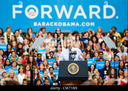 19. Oktober 2012 - Fairfax, Virginia, US - Präsident BARACK OBAMA spricht auf einer Kundgebung der Kampagne in Fairfax, Virginia am Freitag. Der Präsident sprach an der George Mason University Erholung und Athletic Complex und legte seinen Plan, erstellen Sie eine Wirtschaft Thatâ€™ s '' langlebig im Vergleich zu gehen zurück zu der gleichen Fehler beim Top-Down-Wirtschaftspolitik, unsere Wirtschaft abgestürzt und Virginia Familien bestraft. (Bild Kredit: Pete Marovich/ZUMAPRESS.com ©) Stockfoto