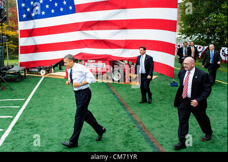 19. Oktober 2012 - Fairfax, Virginia, US - Präsident BARACK OBAMA kommt, um bei einer Kundgebung der Kampagne an der George Mason University Erholung und Athletic Complex sprechen und seinen Plan zur Schaffung einer Wirtschaft angelegt, die '' langlebig im Vergleich zu gehen zurück zu der gleichen Fehler beim Top-Down-Wirtschaftspolitik, unsere Wirtschaft abgestürzt und Virginia Familien bestraft. " (Bild Kredit: Pete Marovich/ZUMAPRESS.com ©) Stockfoto