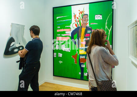 Paris, Frankreich, Besucher, die sich moderne Gemälde ansehen, Kunstgalerien, Internationale Messe für zeitgenössische Kunst, FIAC, Jean-Michel Basquiat Painting (Van de Weghe Fine Art Gallery), schöne Kunstgemälde Stockfoto