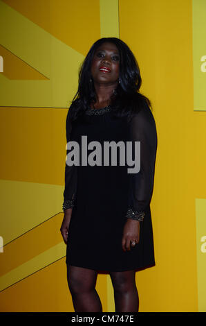 London, UK. 19. Oktober 2012: Tessa Sanderson posiert für Fotos beim UK-Leichtathletik-Dinner statt an den königlichen Höfen der Gerechtigkeit, London, UK. Bildnachweis: Duncan Penfold / Alamy Live News Stockfoto