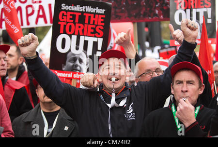London, England, UK. Samstag, den 20. Oktober 2012. Gewerkschaft März in Central London. Tausende marschieren durch die Straßen von London gegen die Sparmaßnahmen zu demonstrieren. Foto: Nick Savage/Alamy leben Nachrichten Stockfoto