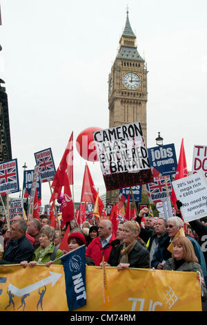 London, UK. 20.10.12. Tausende kommen den TUC-Marsch durch Westminster.  © Pete Maclaine / Alamy Live News Stockfoto