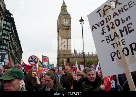 London, UK. 20.10.12. Tausende kommen den TUC-Marsch durch Westminster.  © Pete Maclaine / Alamy Live News Stockfoto