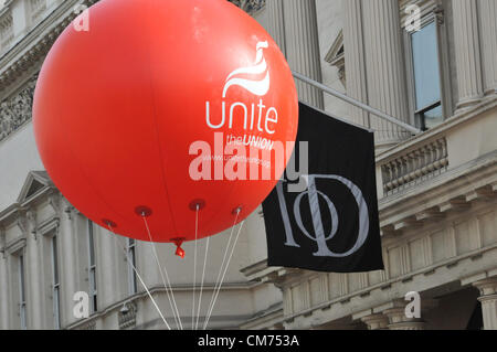 Pall Mall, London, UK. 20. Oktober 2012. Eine Union vereinigen Ballon weitergibt Institute of Directors [IOD] Büros Pall Mall. TUC gegen Sparpolitik Marsch durch London. Organisiert von der TUC, mit Mitgliedern aus verschiedenen Gewerkschaften Demonstration gegen die Sparpläne der Koalition Regierungen. Bildnachweis: Matthew Chattle / Alamy Live News Stockfoto