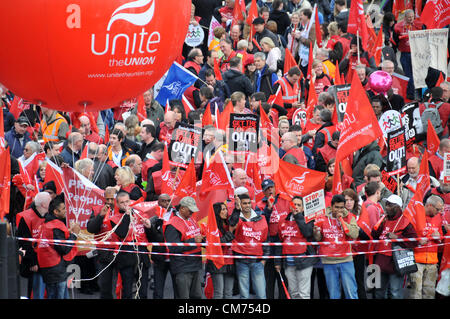 Embankment, London, UK. 20. Oktober 2012. Die Demonstranten versammeln sich auf dem Damm. TUC gegen Sparpolitik Marsch durch London. Organisiert von der TUC, mit Mitgliedern aus verschiedenen Gewerkschaften Demonstration gegen die Sparpläne der Koalition Regierungen. Bildnachweis: Matthew Chattle / Alamy Live News Stockfoto