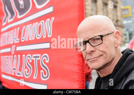 Belfast, UK. 20. Oktober 2012. Journalist, Autor und politischer Kommentator Eamonn McCann mit einem National Union of Journalists-Banner bei der ICTU gegen Sparpolitik Rallye in Belfast. Bildnachweis: Stephen Barnes / Alamy Live News Stockfoto