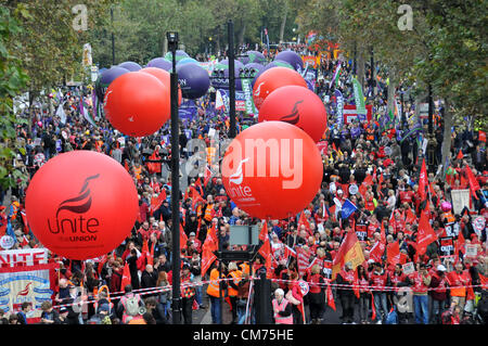 Embankment, London, UK. 20. Oktober 2012. Die Demonstranten versammeln sich auf dem Damm. TUC gegen Sparpolitik Marsch durch London. Organisiert von der TUC, mit Mitgliedern aus verschiedenen Gewerkschaften Demonstration gegen die Sparpläne der Koalition Regierungen. Bildnachweis: Matthew Chattle / Alamy Live News Stockfoto