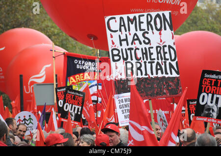 Embankment, London, UK. 20. Oktober 2012. Die Demonstranten Fuß entlang der Uferstraße, mit Fahnen und Ballons. TUC gegen Sparpolitik Marsch durch London. Organisiert von der TUC, mit Mitgliedern aus verschiedenen Gewerkschaften Demonstration gegen die Sparpläne der Koalition Regierungen. Bildnachweis: Matthew Chattle / Alamy Live News Stockfoto