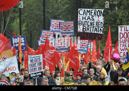 Embankment, London, UK. 20. Oktober 2012. Die Demonstranten Fuß am Ufer nähern sie Westminster. TUC gegen Sparpolitik Marsch durch London. Organisiert von der TUC, mit Mitgliedern aus verschiedenen Gewerkschaften Demonstration gegen die Sparpläne der Koalition Regierungen. Bildnachweis: Matthew Chattle / Alamy Live News Stockfoto