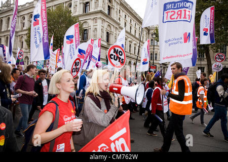 London, UK. 20. Oktober 2012. Demonstranten und Demonstranten in Whitehall Pass Ende der Downing Street an der TUC "A Future, die Works" Marsch und Kundgebung in London. Samstag, 20. Oktober 2012. Central London UK. Stockfoto