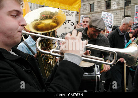 Gewerkschaftsmitglieder Musiker nehmen an der TUC gegen Sparpolitik Marsch teil. London, UK. 20. Oktober 2012. Stockfoto